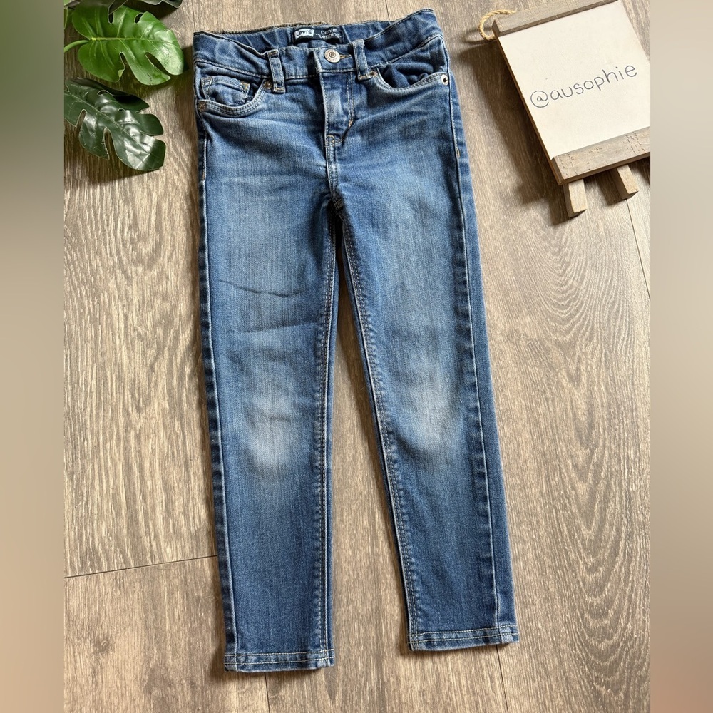 Levi's Girls Denim Legging Skinny Jeans in Medium Blue Wash. size 4 Reg